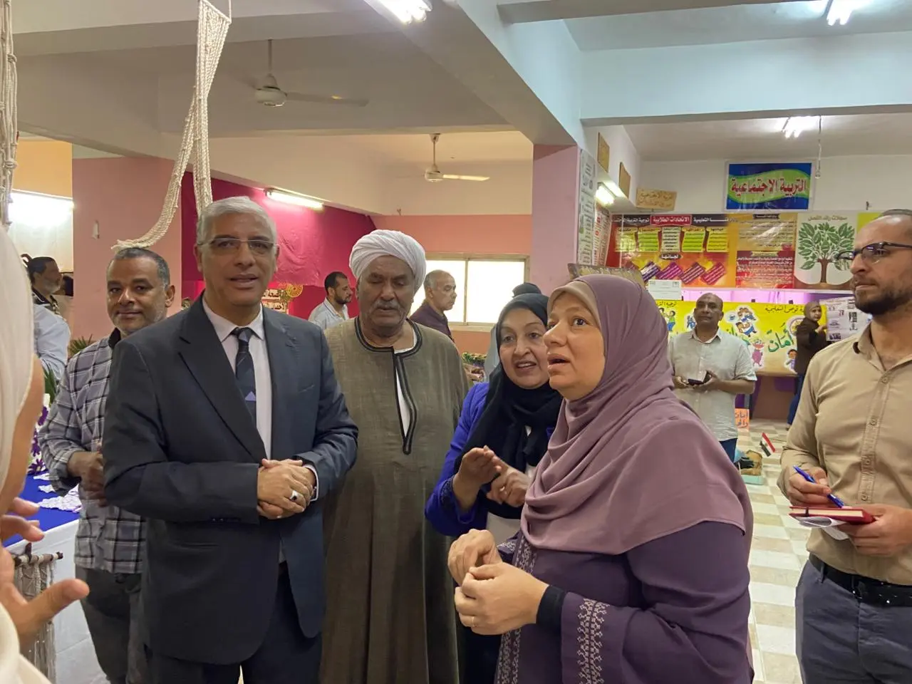 وكيل تعليم قنا يتابع استعدادات المعرض الختامي للأنشطة التربوية - 1000568846