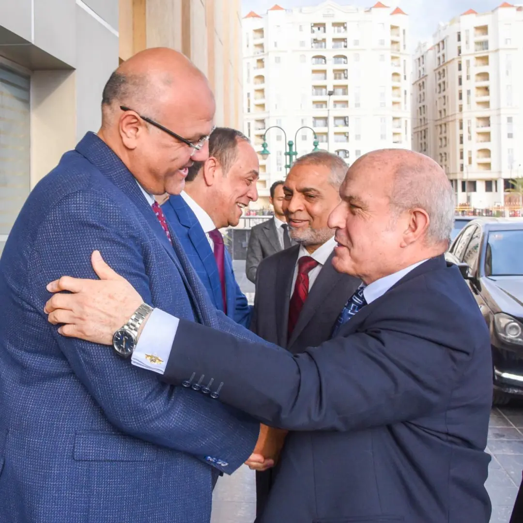 محافظ الإسكندرية يستقبل رئيس هيئة النيابة الإدارية لبحث دعم منظومة العمل الإداري بالمحافظة - 1000568975