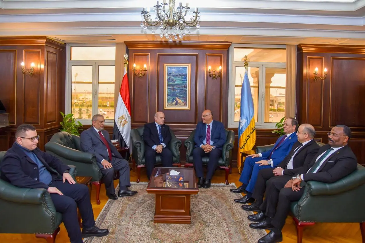 محافظ الإسكندرية يستقبل رئيس هيئة النيابة الإدارية لبحث دعم منظومة العمل الإداري بالمحافظة - 1000568977