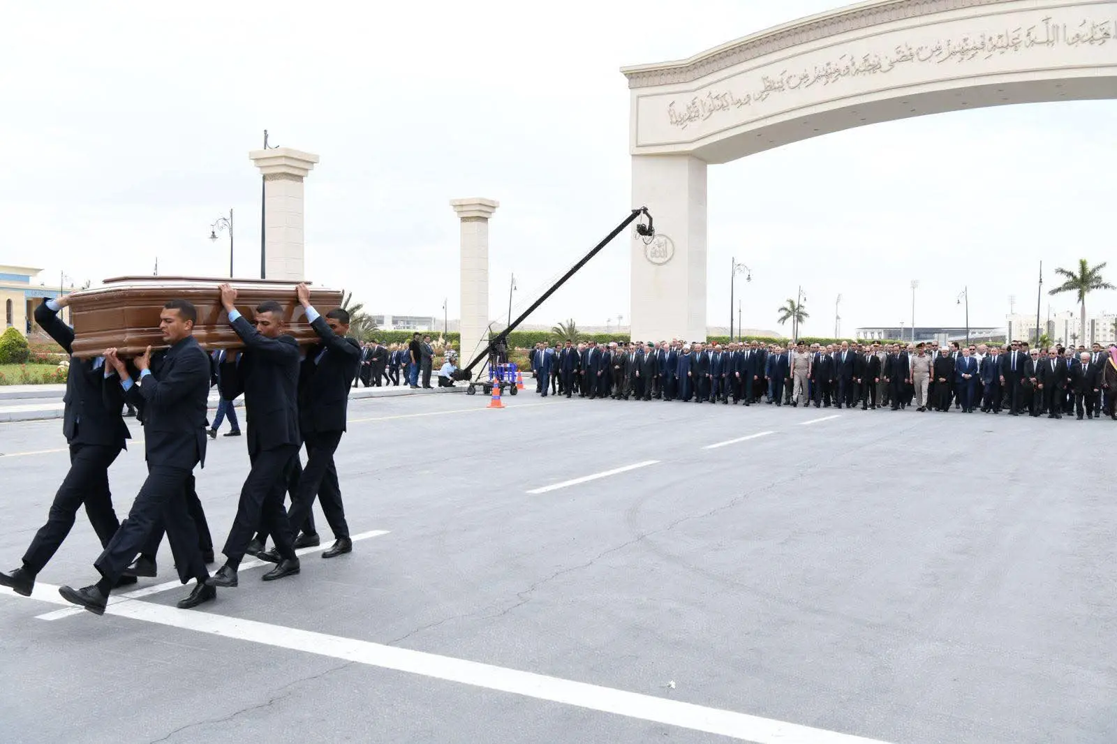 الرئيس السيسي يتقدم مشيعي جنازة اللواء كمال مدبولي والد رئيس الوزراء - 1000569069