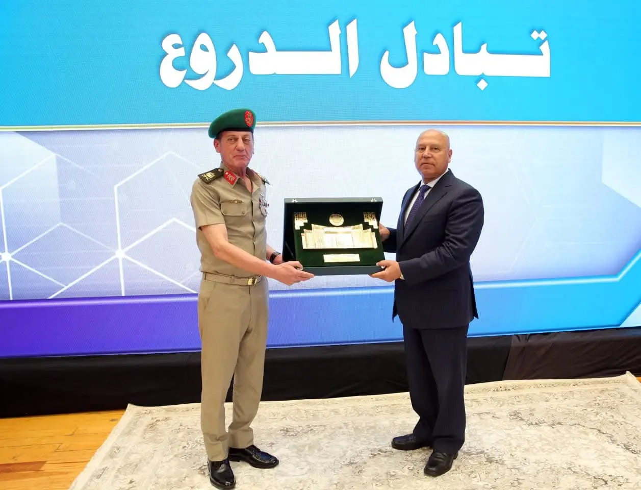 الأكاديمية العسكرية تحتفل بتخرج دورات تدريبية للمرشحين للعمل بوزارة النقل