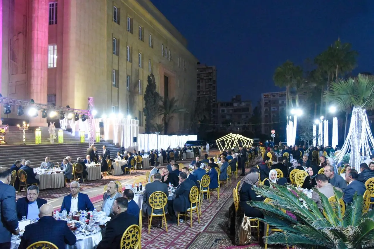 محافظ الإسكندرية يشارك في الإفطار السنوي لكلية الهندسة - 1000569206