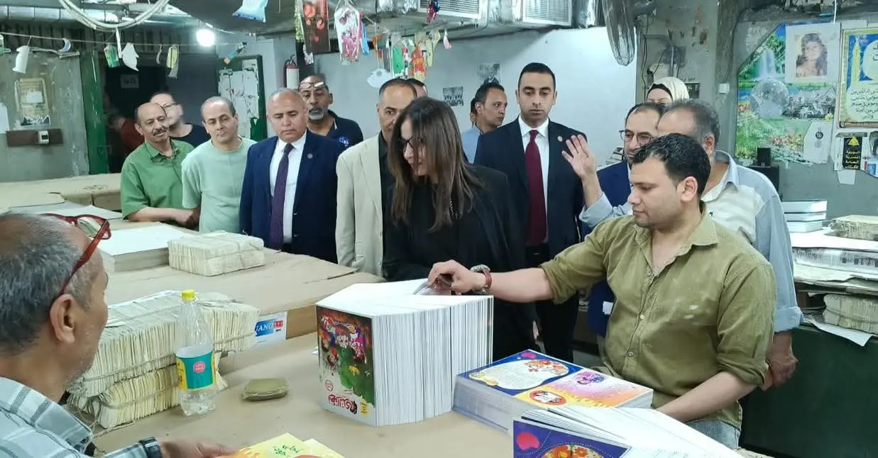 وزيرة الثقافة تتفقد هيئة الكتاب وتتابع الانضباط الإداري والمالي - 1000569210 1