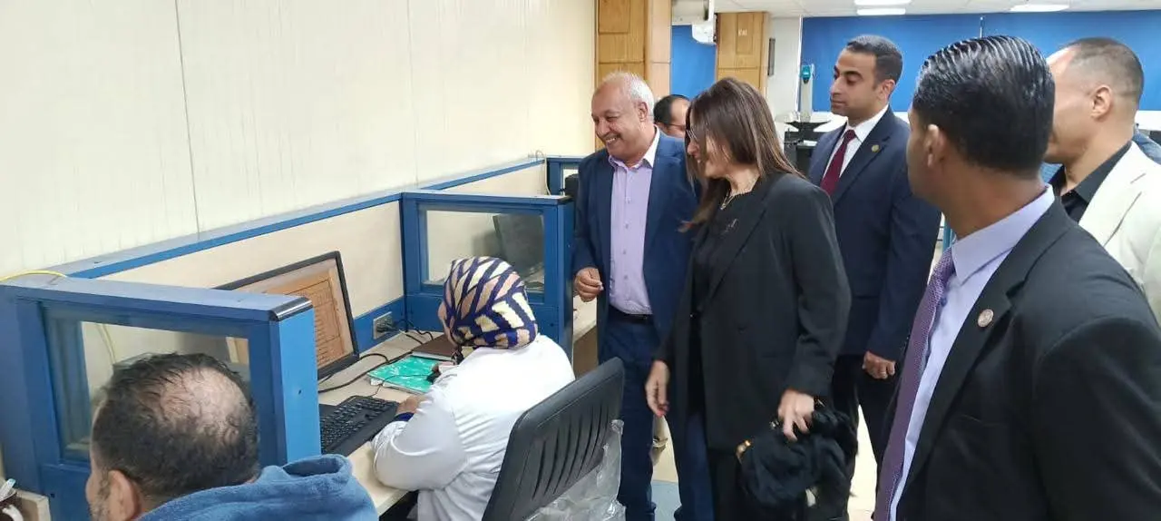 وزيرة الثقافة تتفقد دار الكتب والوثائق القومية وتطّلع على أحدث أجهزة المسح الضوئي للخرائط - 1000569358