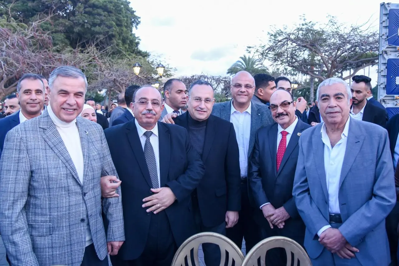 بحضور 7 آلاف شخص.. محافظ الإسكندرية يشارك في الإفطار الجماعي - 1000570030