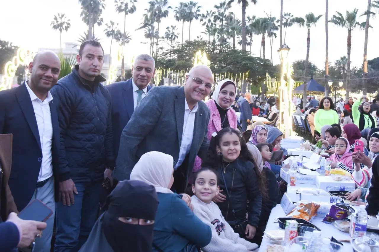 بحضور 7 آلاف شخص.. محافظ الإسكندرية يشارك في الإفطار الجماعي - 1000570040