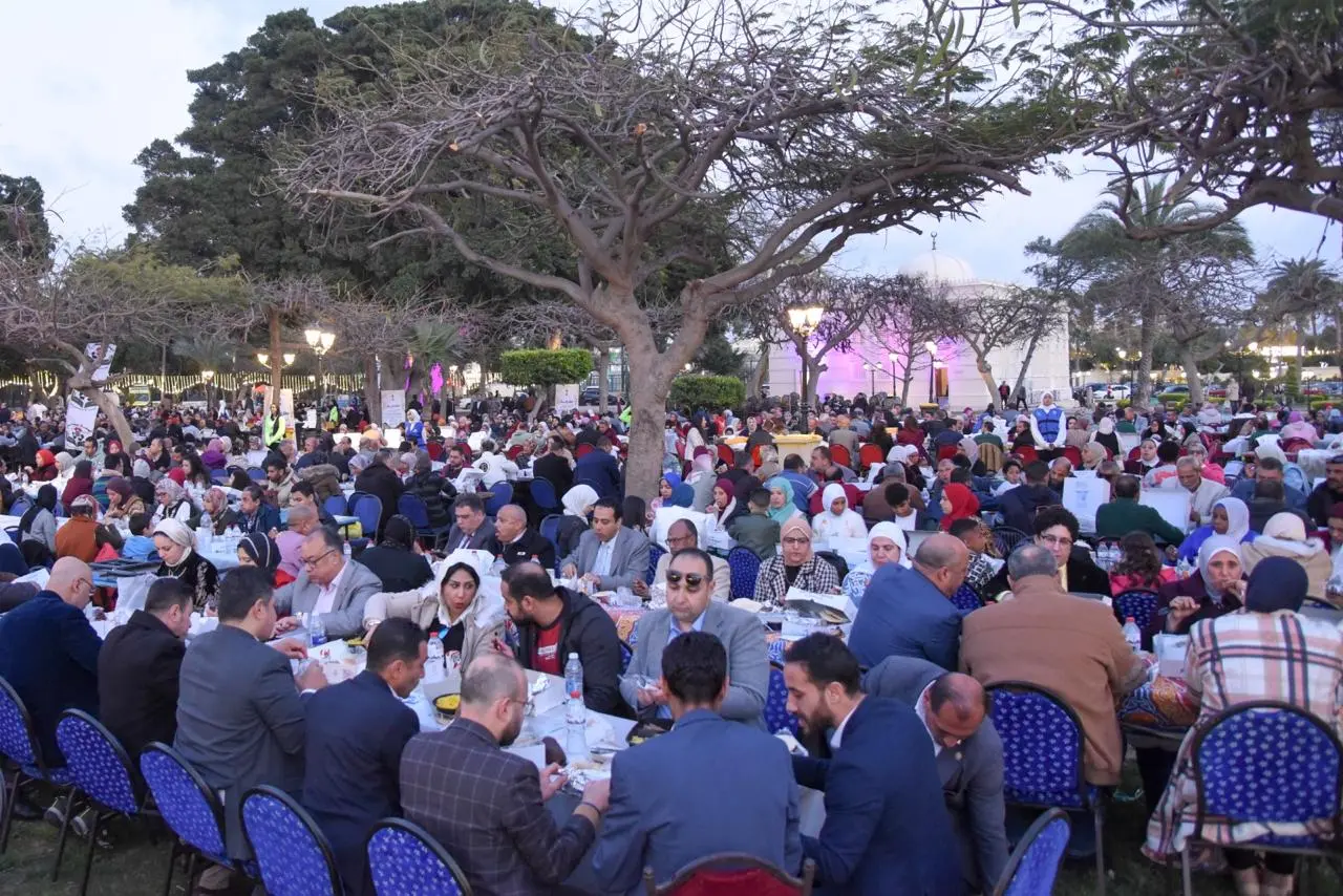 بحضور 7 آلاف شخص.. محافظ الإسكندرية يشارك في الإفطار الجماعي - 1000570046