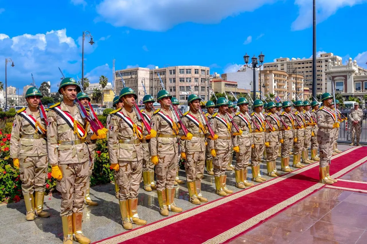 محافظ الإسكندرية وقائد المنطقة الشمالية العسكرية ومدير الأمن يضعون إكليل الزهور على النصب التذكاري للشهداء - 1000571984