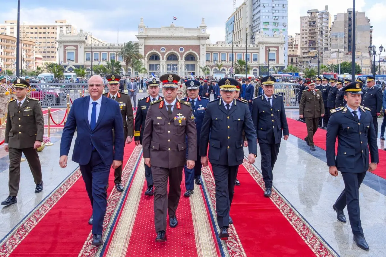 محافظ الإسكندرية وقائد المنطقة الشمالية العسكرية ومدير الأمن يضعون إكليل الزهور على النصب التذكاري للشهداء - 1000571987
