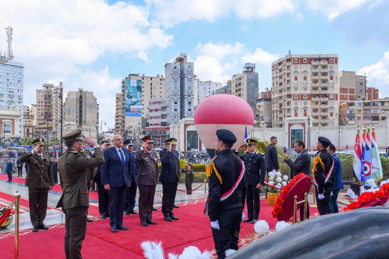 محافظ الإسكندرية وقائد المنطقة الشمالية العسكرية ومدير الأمن يضعون إكليل الزهور على النصب التذكاري للشهداء - 1000571989