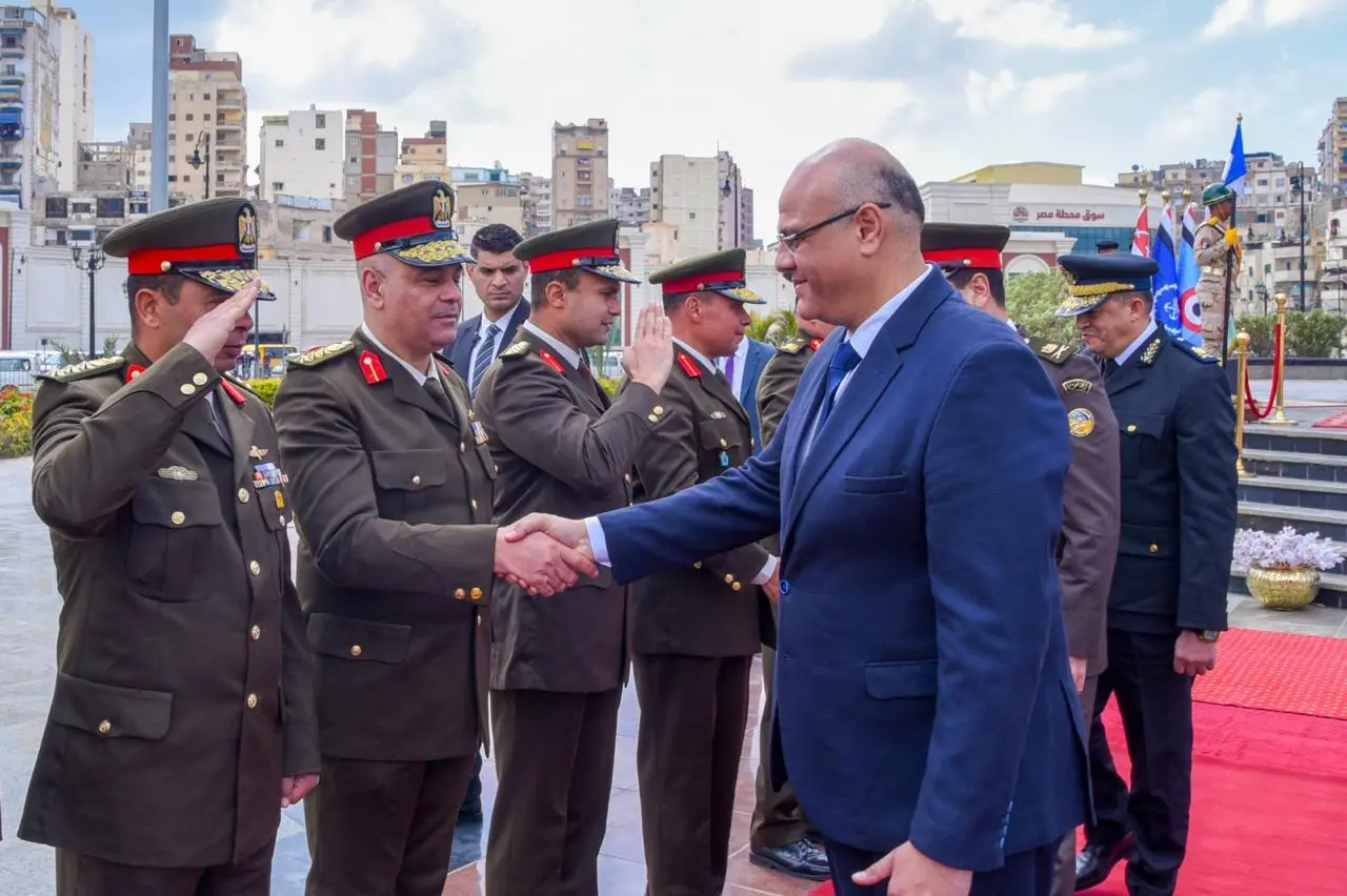 محافظ الإسكندرية وقائد المنطقة الشمالية العسكرية ومدير الأمن يضعون إكليل الزهور على النصب التذكاري للشهداء - 1000571993