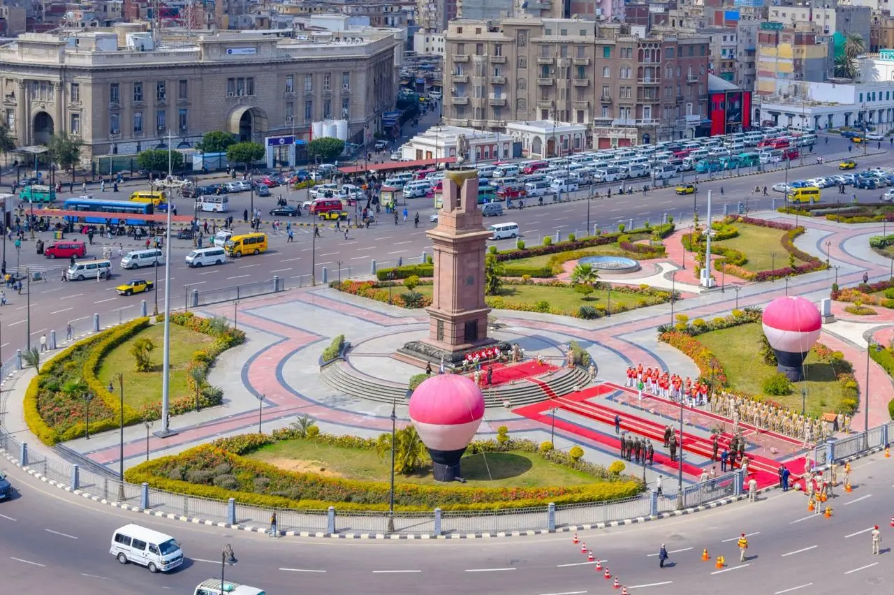 محافظ الإسكندرية وقائد المنطقة الشمالية العسكرية ومدير الأمن يضعون إكليل الزهور على النصب التذكاري للشهداء - 1000571994