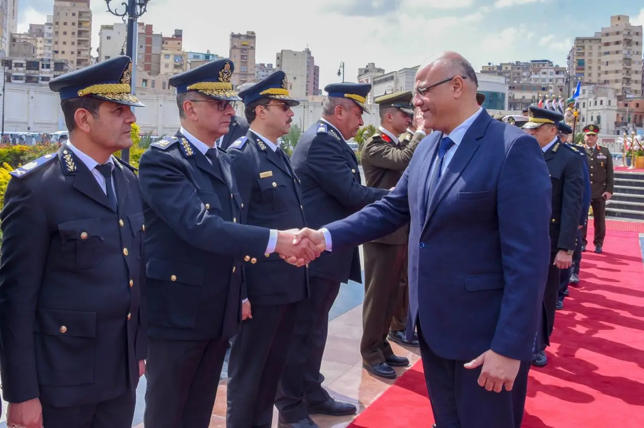 محافظ الإسكندرية وقائد المنطقة الشمالية العسكرية ومدير الأمن يضعون إكليل الزهور على النصب التذكاري للشهداء - 1000571995