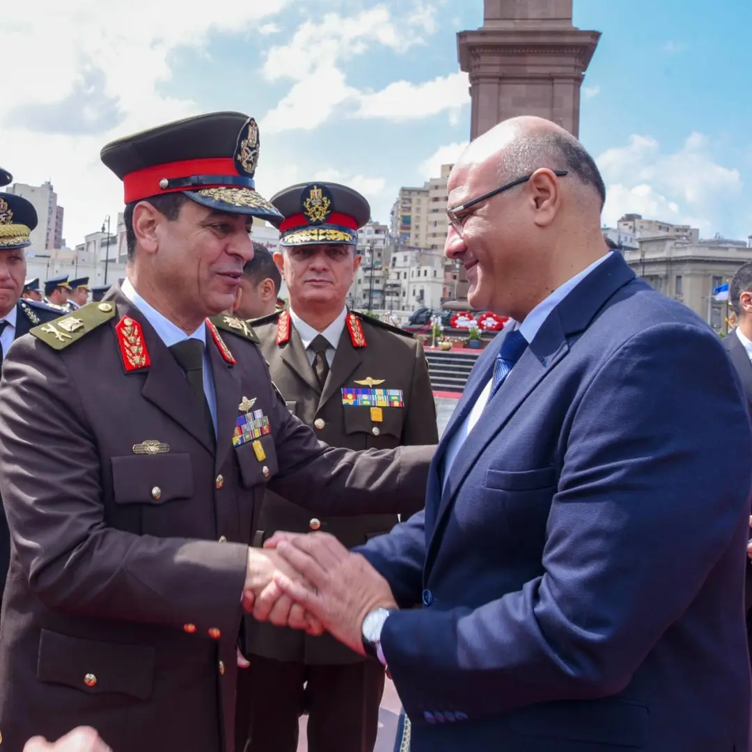 محافظ الإسكندرية وقائد المنطقة الشمالية العسكرية ومدير الأمن يضعون إكليل الزهور على النصب التذكاري للشهداء - 1000571996