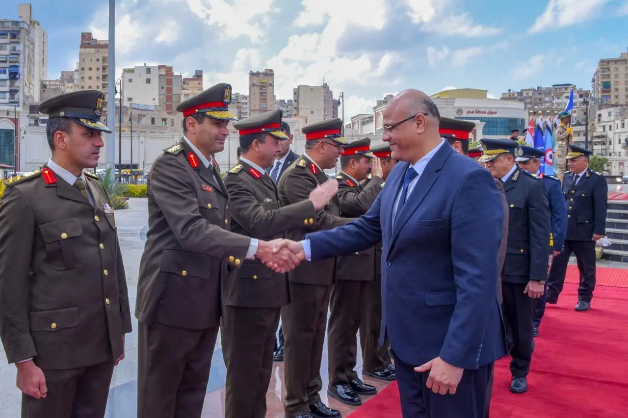 محافظ الإسكندرية وقائد المنطقة الشمالية العسكرية ومدير الأمن يضعون إكليل الزهور على النصب التذكاري للشهداء - 1000571998