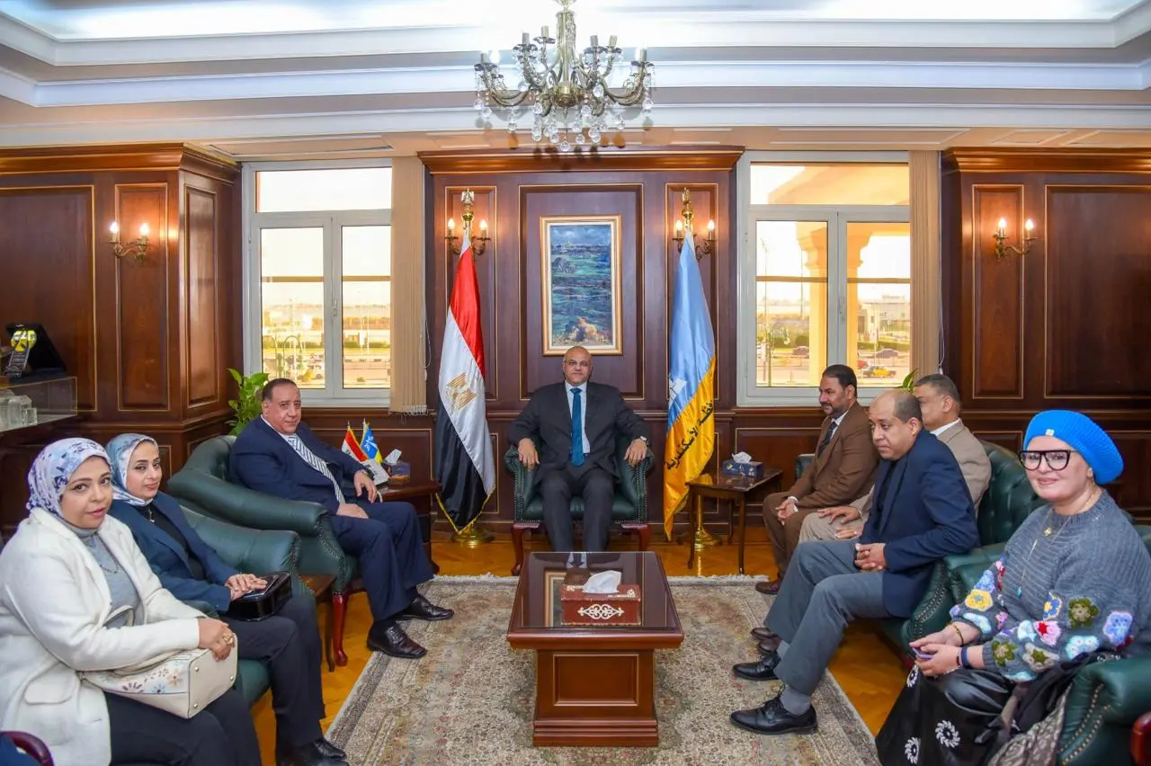 محافظ الإسكندرية يستقبل مجلس نقابة الصحفيين بالإسكندرية ويؤكد أهمية دور الإعلام في دعم جهود التنمية - 1000572025