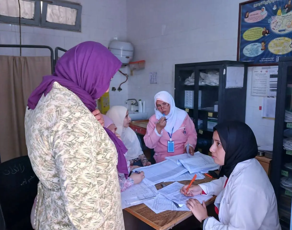 الكشف على 284 حالة ضمن قافلة سكانية بقرية ديسيا بالمحمودية - 1000572176