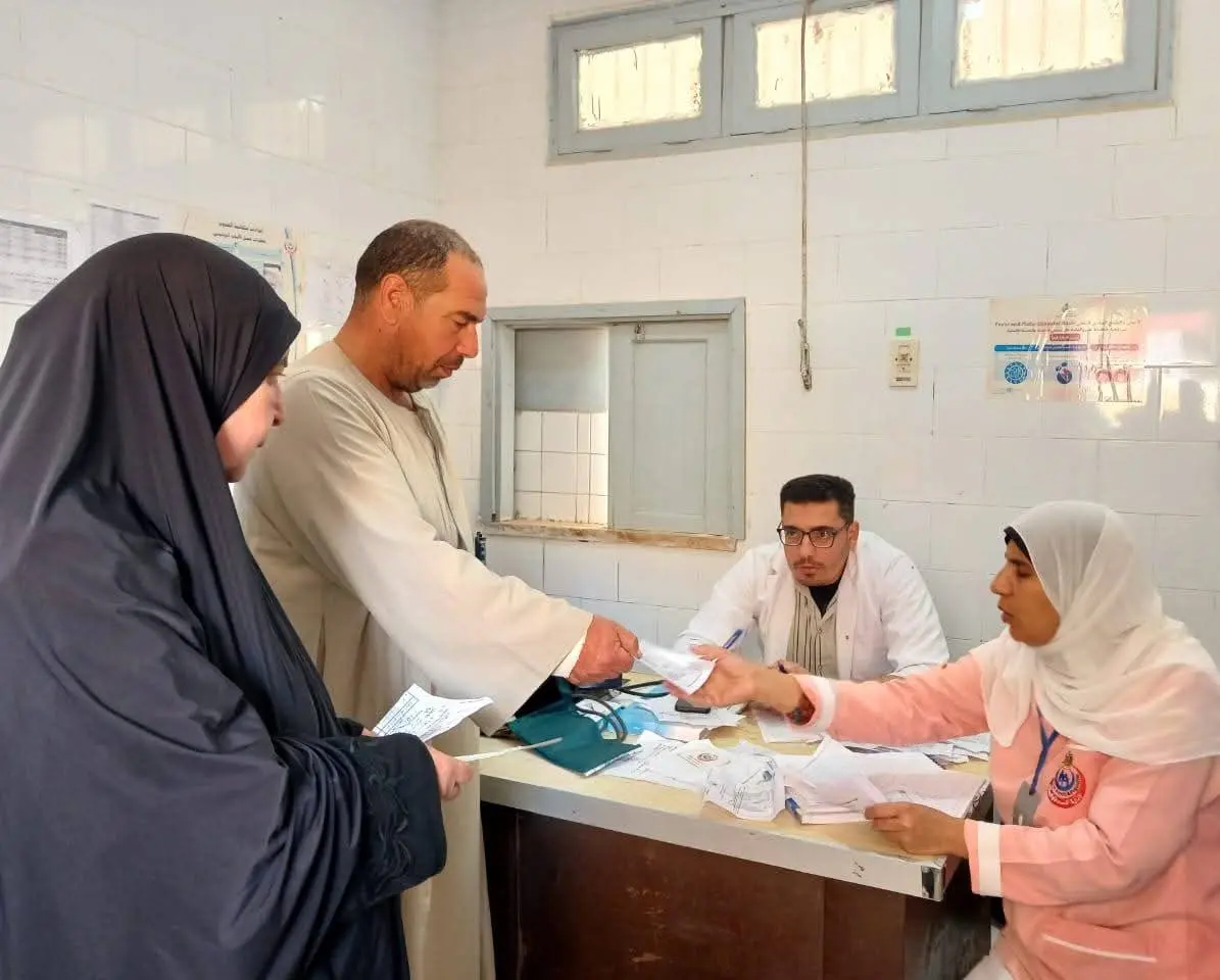 الكشف على 284 حالة ضمن قافلة سكانية بقرية ديسيا بالمحمودية