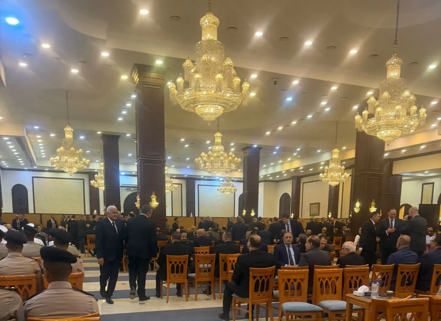 توافد كبار المسؤولين على عزاء والد رئيس الوزراء بمسجد المشير طنطاوي - 1000572275