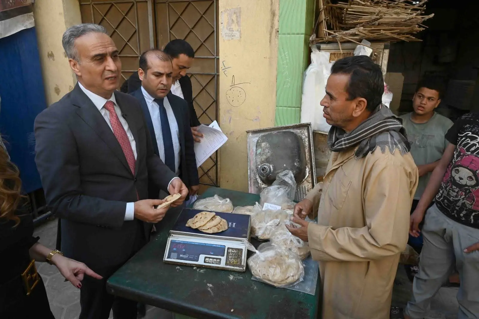 السجيني: لا تهاون مع الاحتكار أو استغلال المواطنين.. والدولة تتحرك بحسم لضبط الأسواق - 1000572375