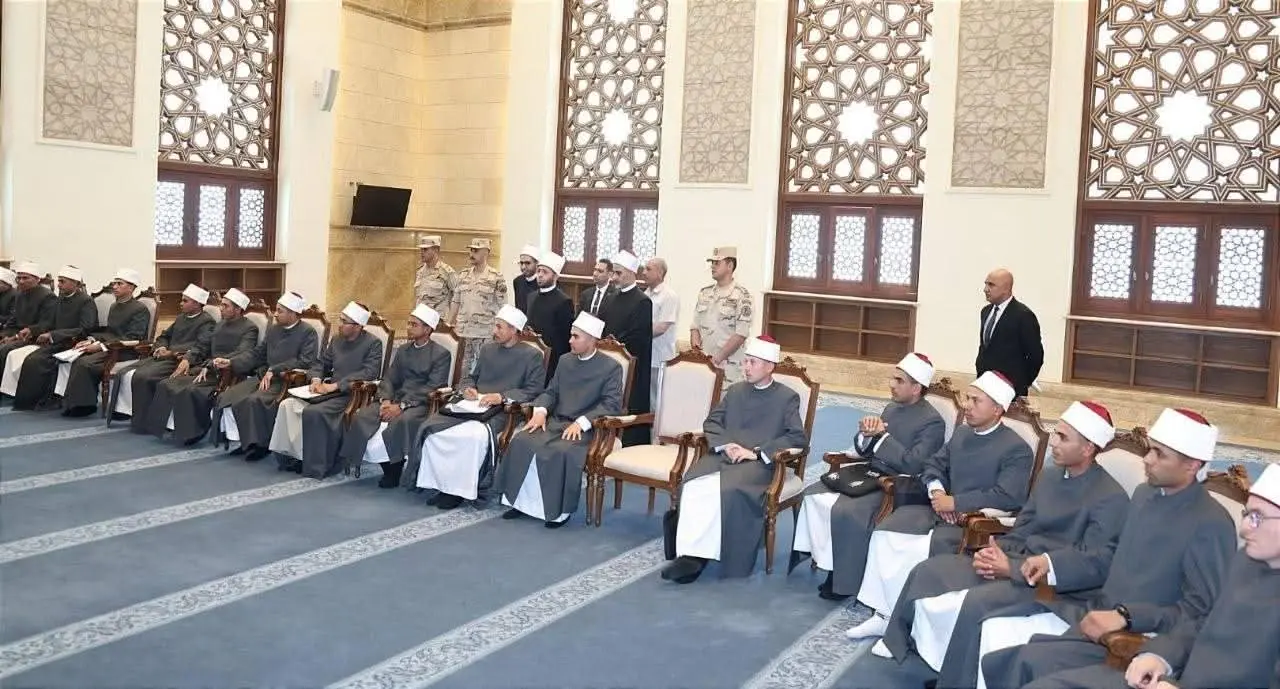 وزير الأوقاف يتفقد برنامج تدريب أئمة دفعة الشيخ حسن العطار بمسجد مصر الكبير - 1000572556