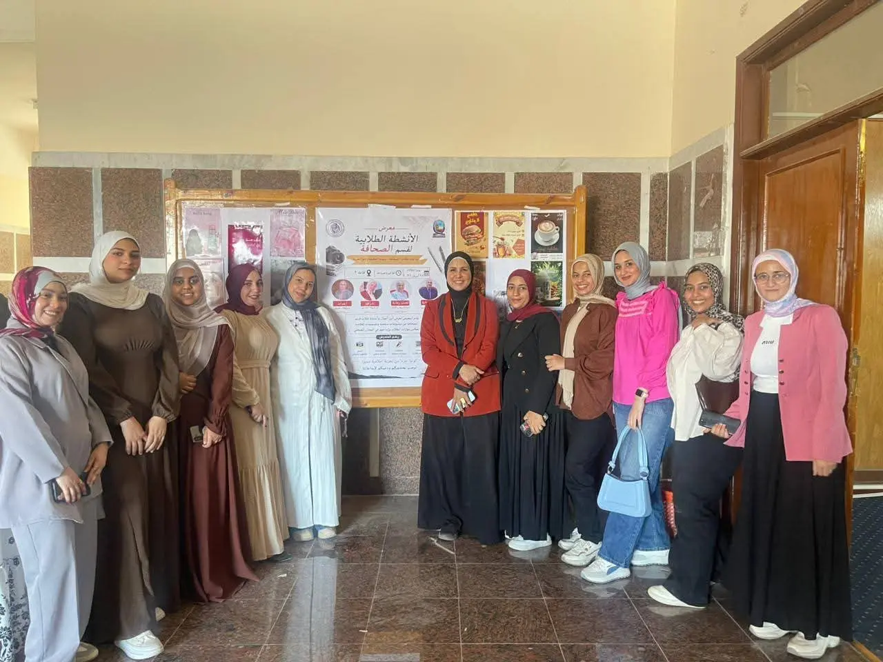 إبداع بلا حدود.. طلاب قسم الصحافة بإعلام قنا يحولون المعرفة إلى تطبيق احترافي في معرض متميز