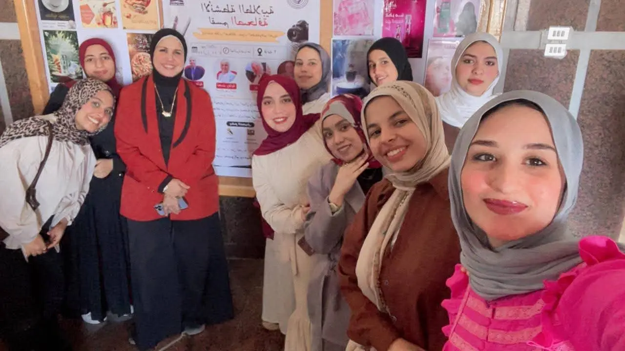 إبداع بلا حدود.. طلاب قسم الصحافة بإعلام قنا يحولون المعرفة إلى تطبيق احترافي في معرض متميز - 1000572629
