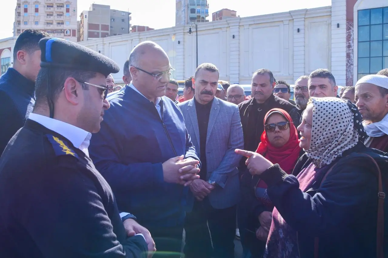 محافظ الإسكندرية في جولة مفاجئة لتفقد موقف “سيرفيس محطة مصر” لمتابعة الالتزام بالتعريفة الجديدة - 1000573010