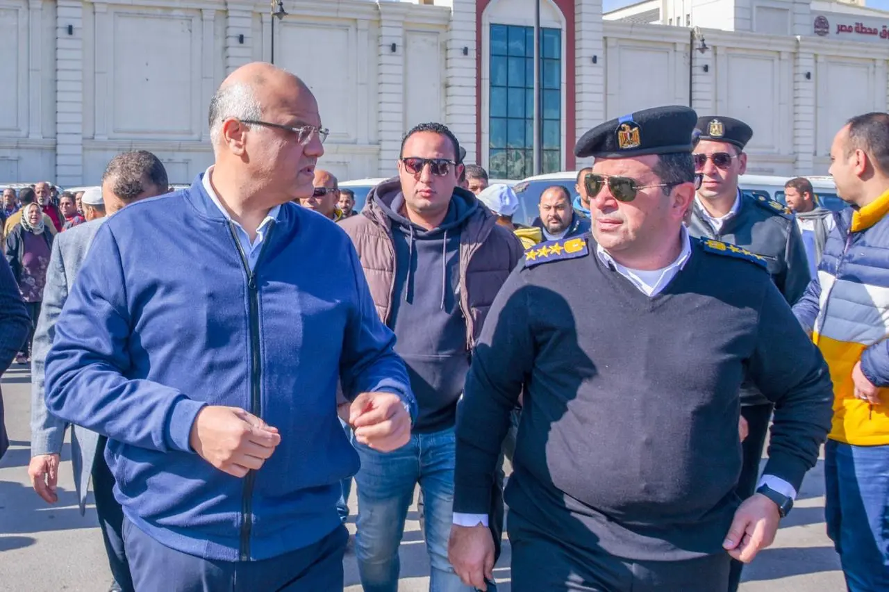 محافظ الإسكندرية في جولة مفاجئة لتفقد موقف “سيرفيس محطة مصر” لمتابعة الالتزام بالتعريفة الجديدة - 1000573011