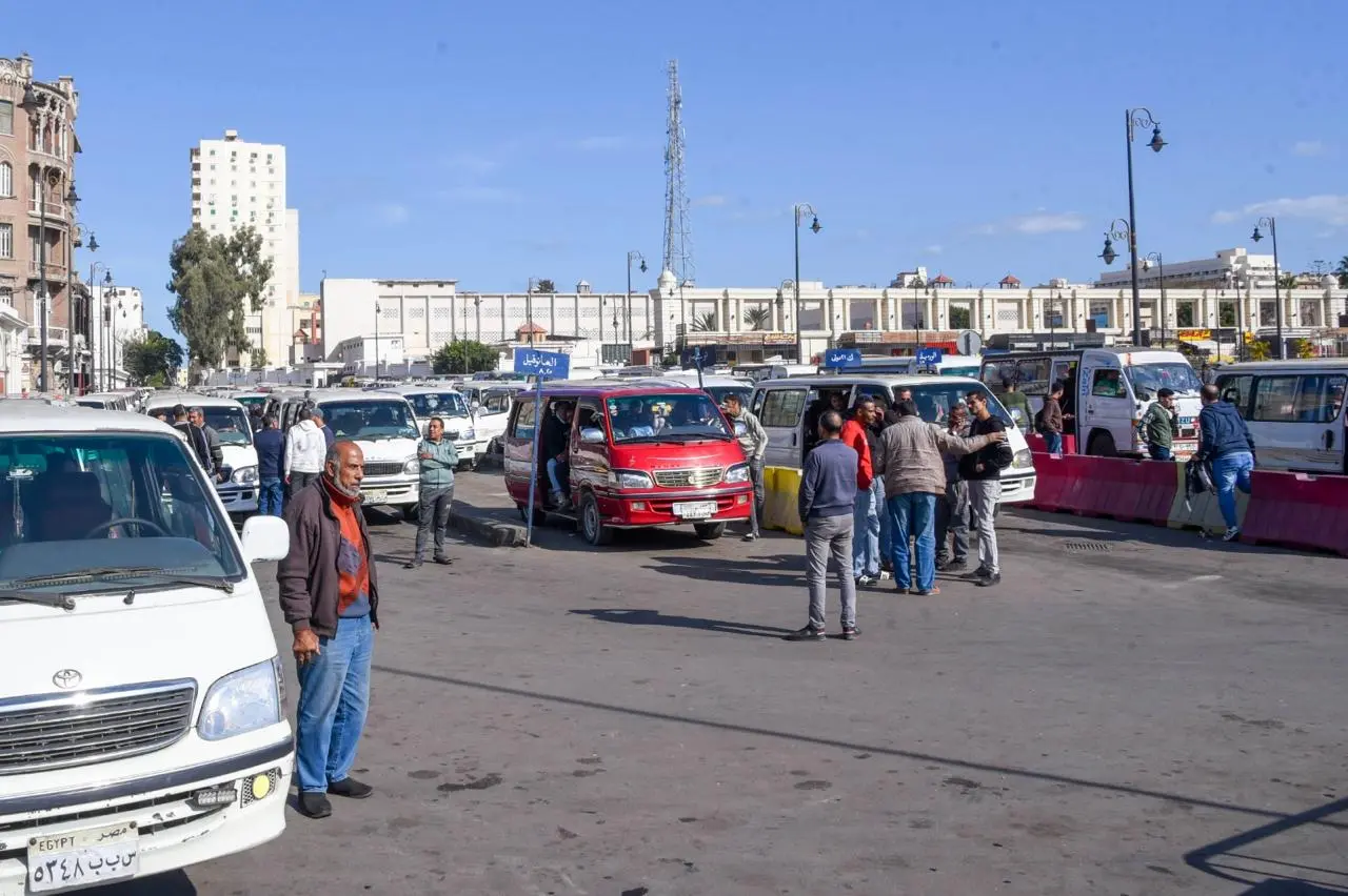 محافظ الإسكندرية في جولة مفاجئة لتفقد موقف “سيرفيس محطة مصر” لمتابعة الالتزام بالتعريفة الجديدة - 1000573015