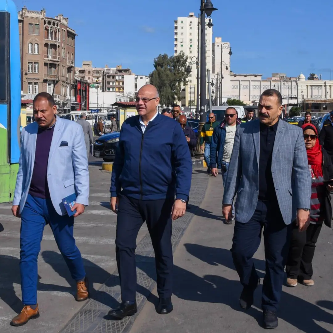 محافظ الإسكندرية في جولة مفاجئة لتفقد موقف “سيرفيس محطة مصر” لمتابعة الالتزام بالتعريفة الجديدة - 1000573017