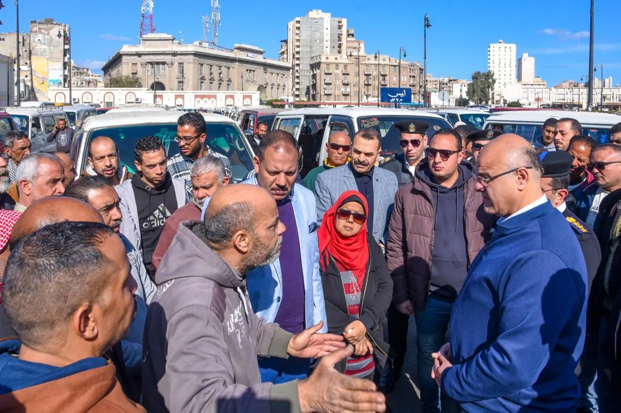 محافظ الإسكندرية في جولة مفاجئة لتفقد موقف “سيرفيس محطة مصر” لمتابعة الالتزام بالتعريفة الجديدة - 1000573024