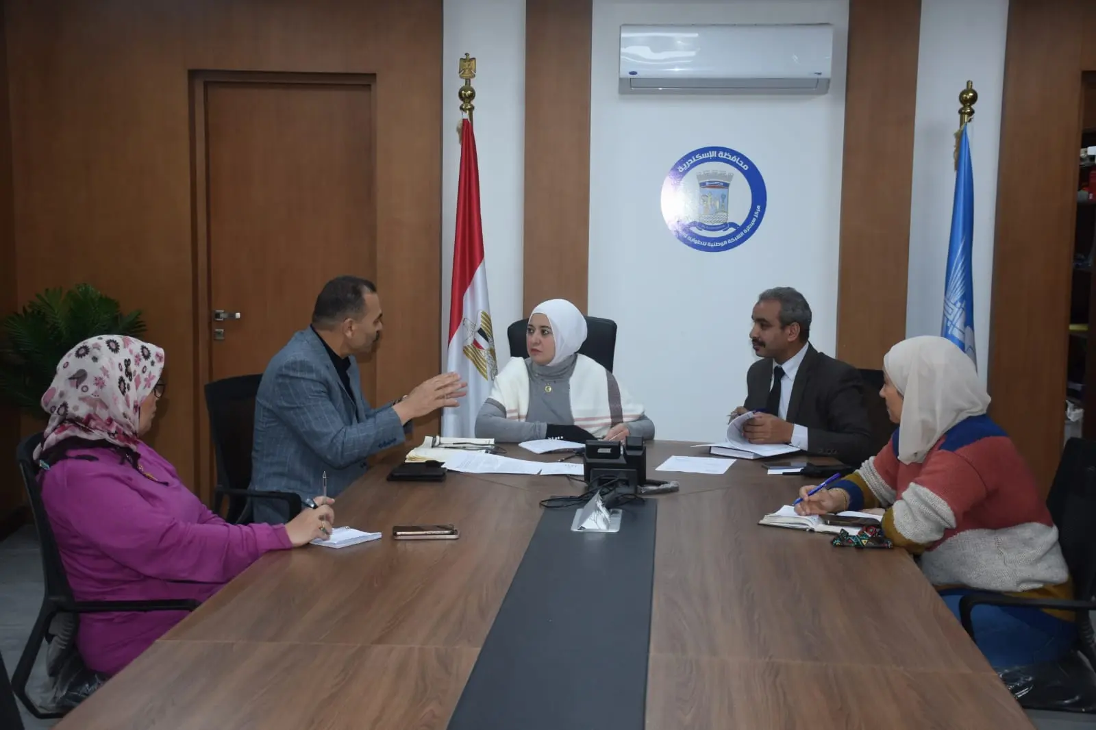 نائب محافظ الإسكندرية تتابع تطبيق التعريفة الجديدة للمواصلات من مركز سيطرة الشبكة الوطنية للطوارئ