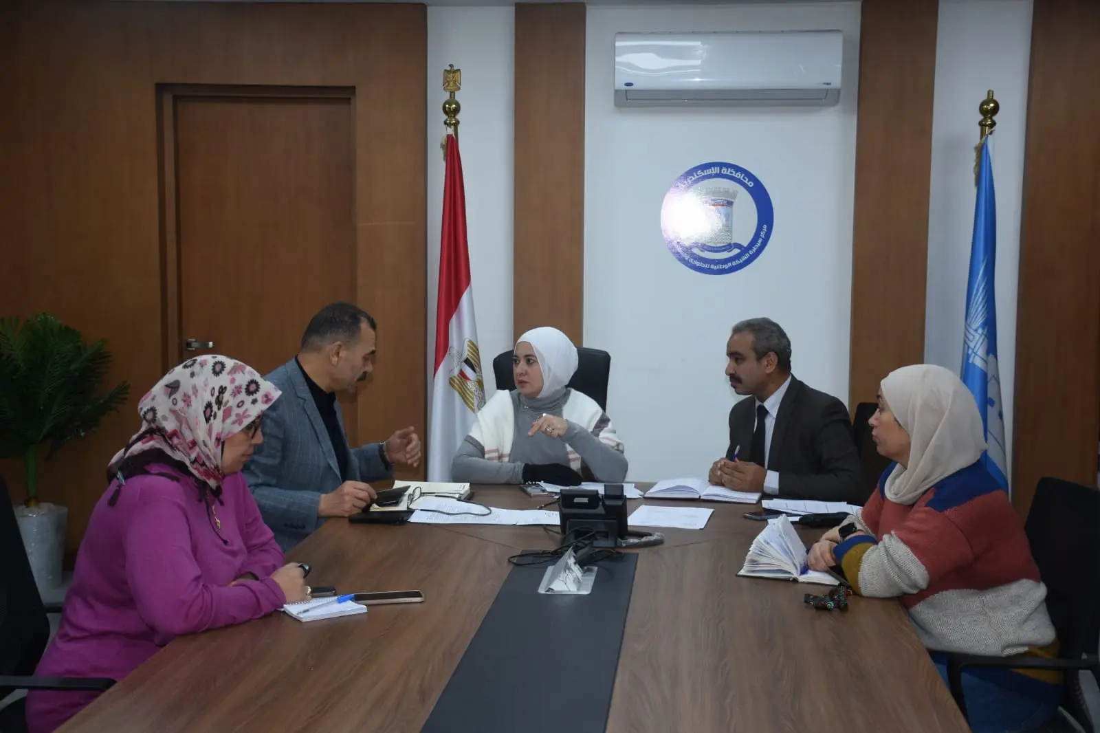 نائب محافظ الإسكندرية تتابع تطبيق التعريفة الجديدة للمواصلات من مركز سيطرة الشبكة الوطنية للطوارئ - 1000574096