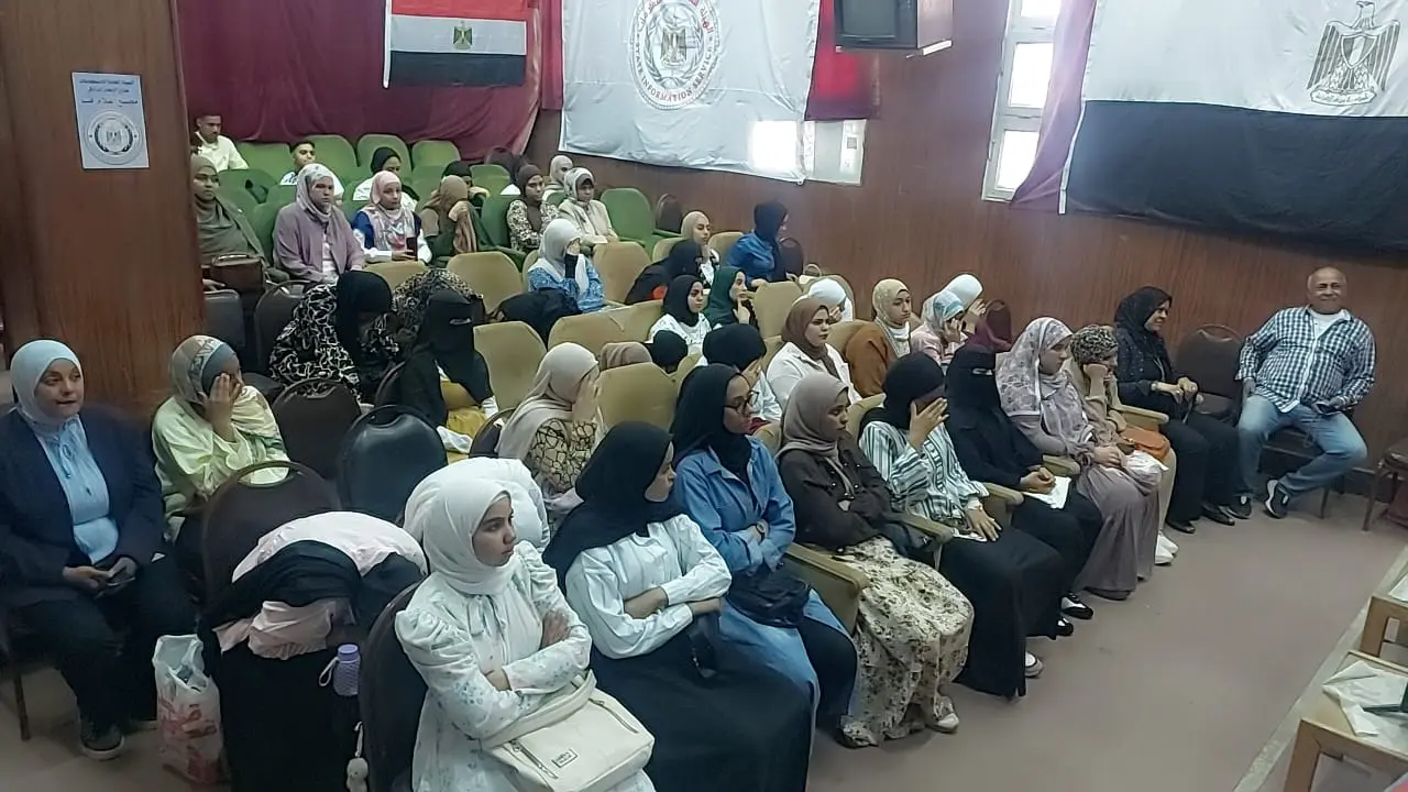 مجمع إعلام قنا يناقش دور الإعلام في نشر الوعي الرقمى بين الشباب - 1000574163