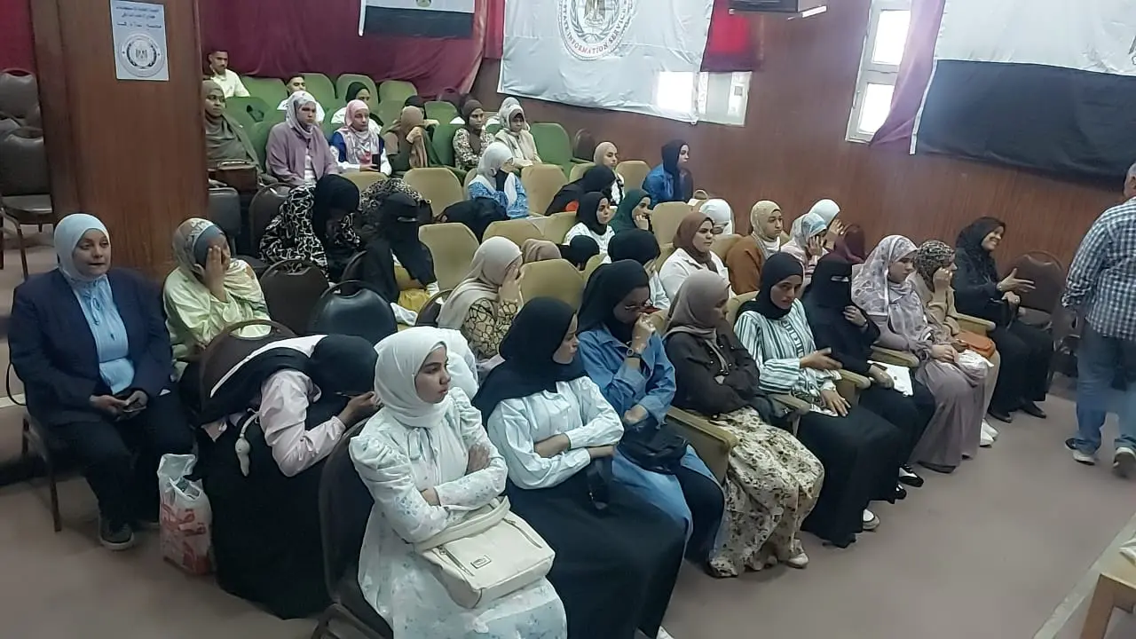 مجمع إعلام قنا يناقش دور الإعلام في نشر الوعي الرقمى بين الشباب - 1000574169