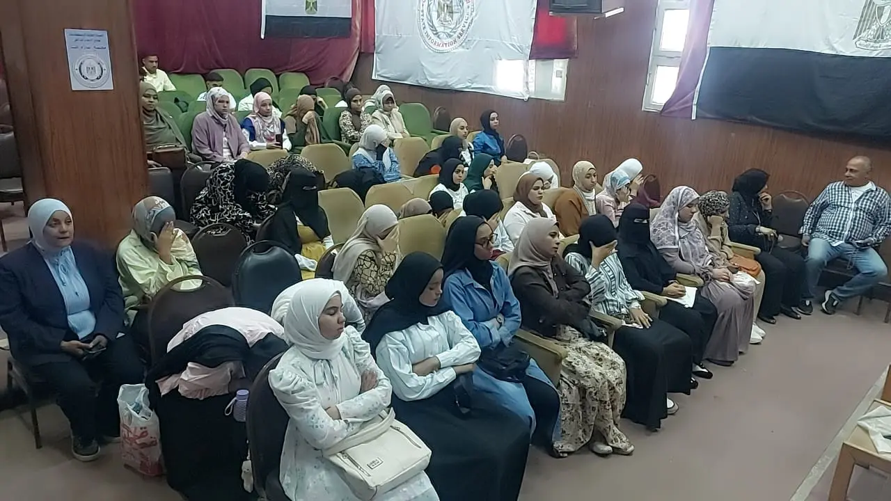 مجمع إعلام قنا يناقش دور الإعلام في نشر الوعي الرقمى بين الشباب - 1000574172