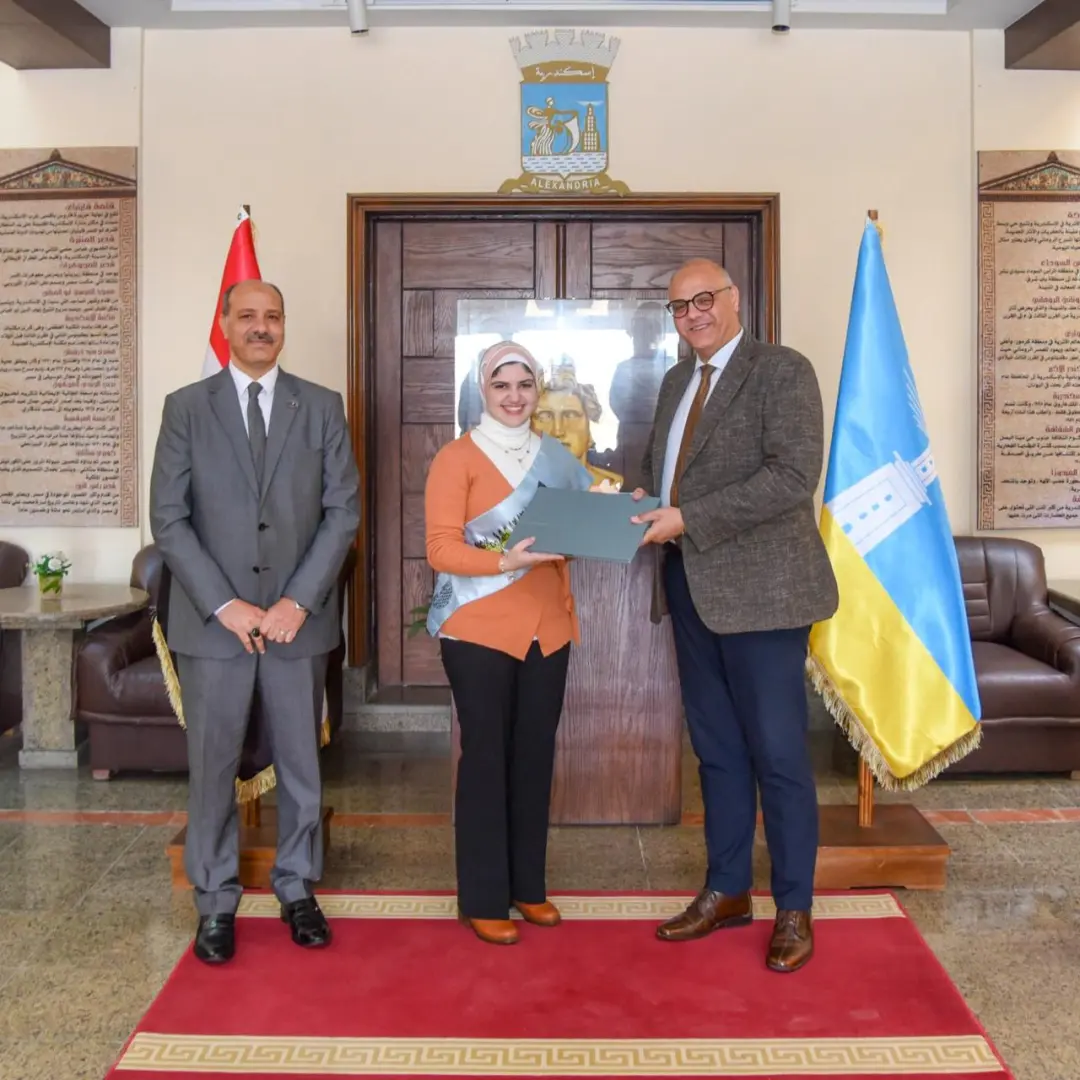 محافظ الإسكندرية يُكرم "أوائل الجمهورية" للثانوية العامة: فخور بتفوق أبنائنا ونرعى الموهوبين لبناء المستقبل - 1000574590