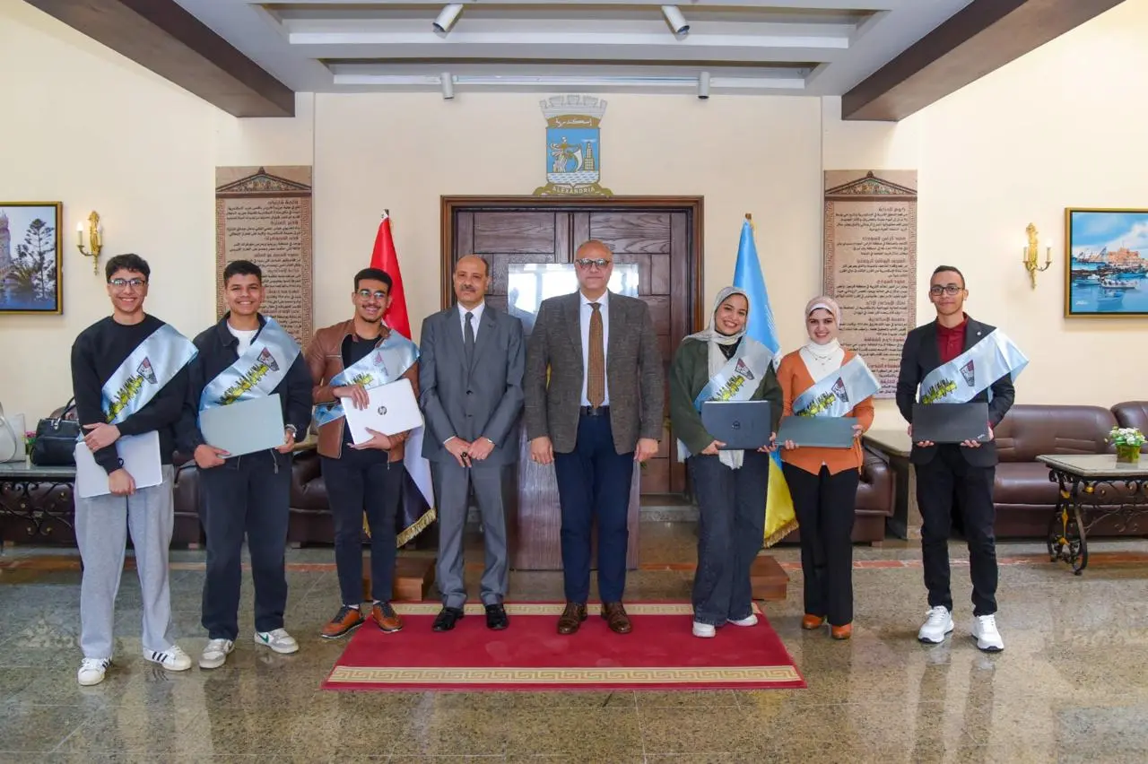 محافظ الإسكندرية يُكرم "أوائل الجمهورية" للثانوية العامة: فخور بتفوق أبنائنا ونرعى الموهوبين لبناء المستقبل - 1000574594