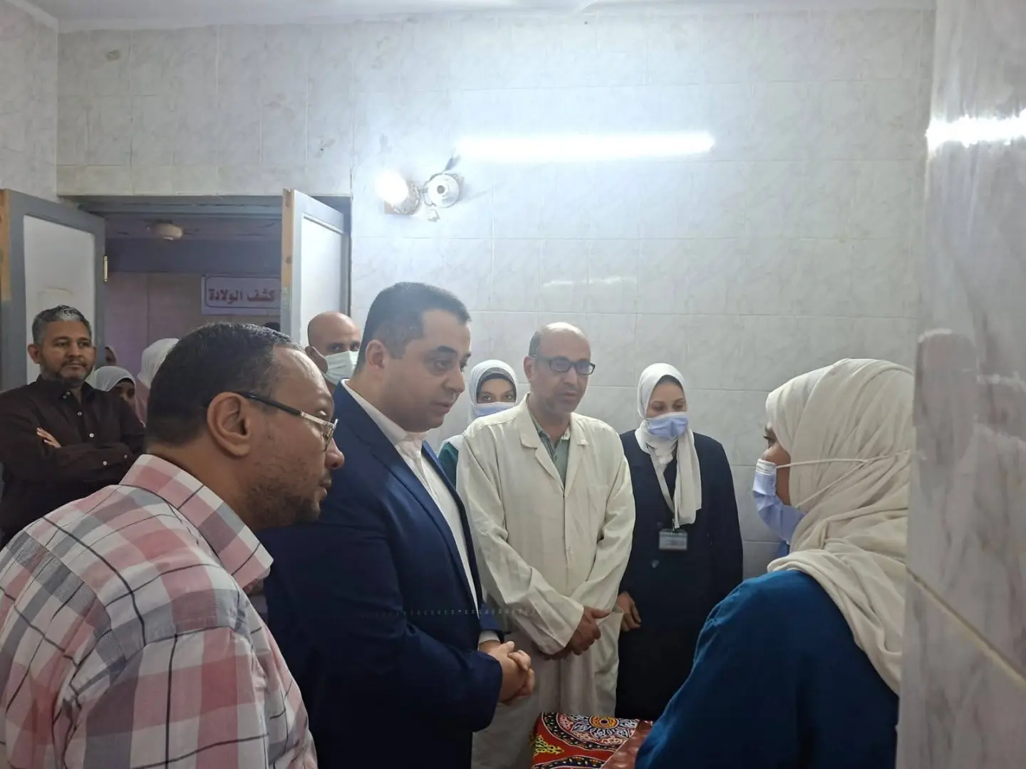 جولة مفاجئة لوكيل صحة قنا بمستشفى نقادة وتوجيهات حازمة لضبط الأداء - 1000575815