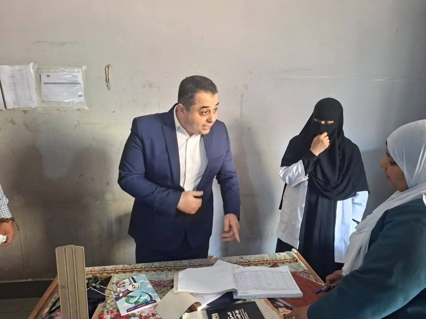 جولة مفاجئة لوكيل صحة قنا بمستشفى نقادة وتوجيهات حازمة لضبط الأداء - 1000575817