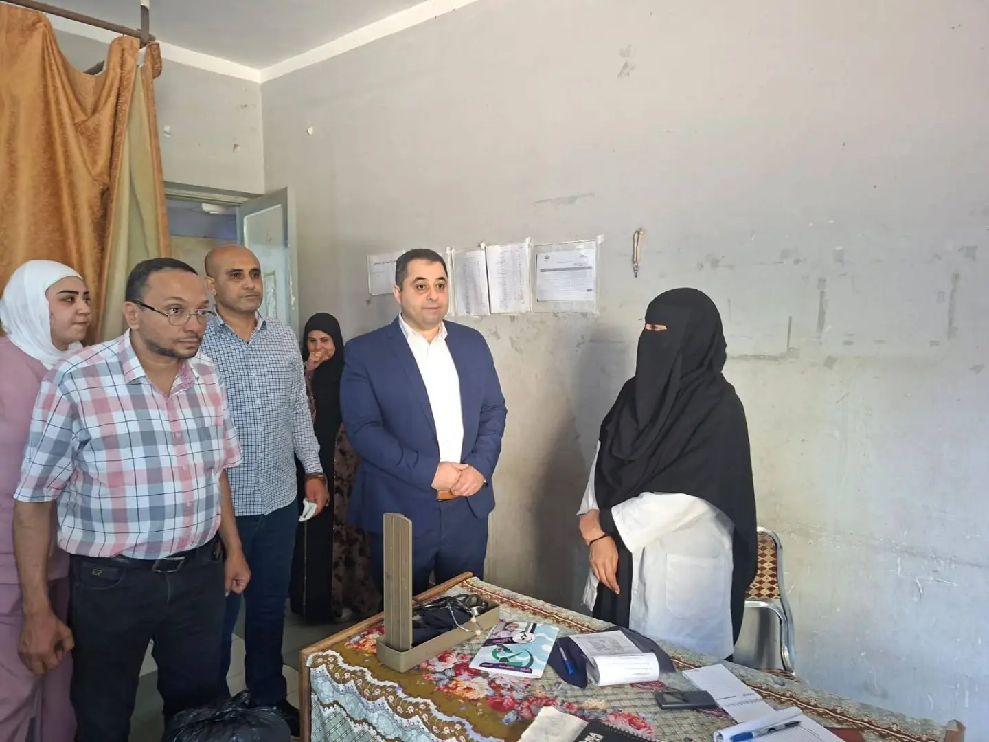 جولة مفاجئة لوكيل صحة قنا بمستشفى نقادة وتوجيهات حازمة لضبط الأداء - 1000575824