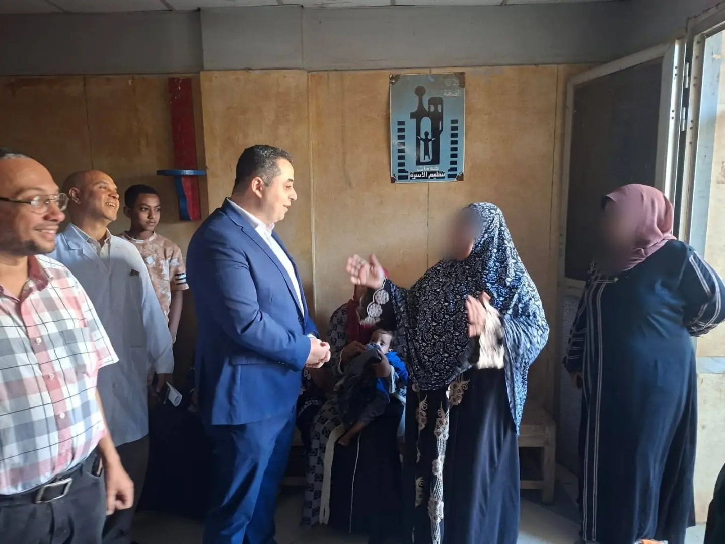 جولة مفاجئة لوكيل صحة قنا بمستشفى نقادة وتوجيهات حازمة لضبط الأداء - 1000575826