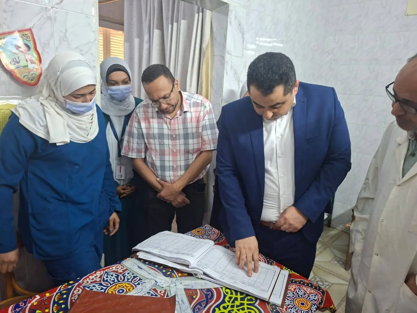 جولة مفاجئة لوكيل صحة قنا بمستشفى نقادة وتوجيهات حازمة لضبط الأداء - 1000575830