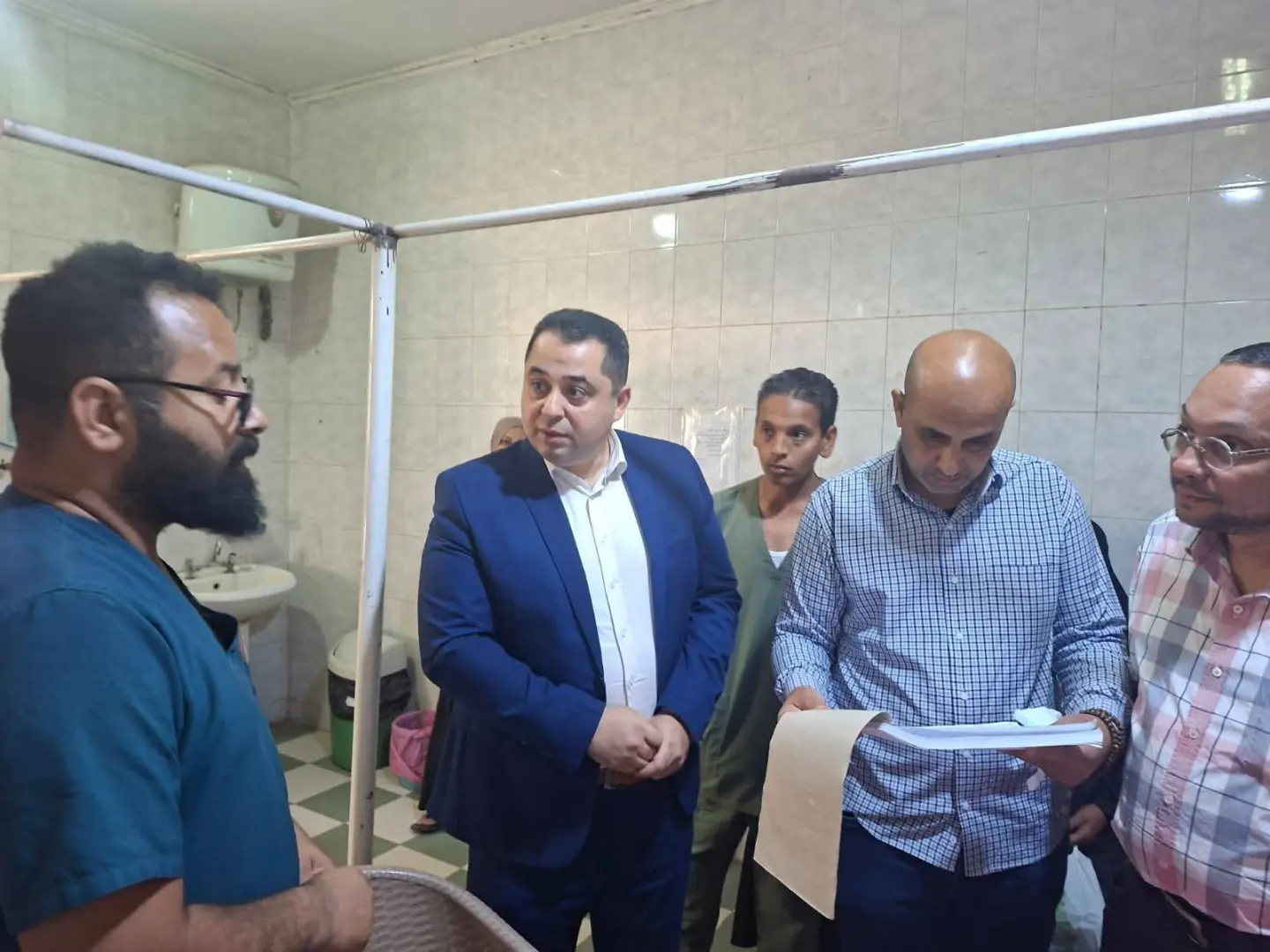 جولة مفاجئة لوكيل صحة قنا بمستشفى نقادة وتوجيهات حازمة لضبط الأداء - 1000575832