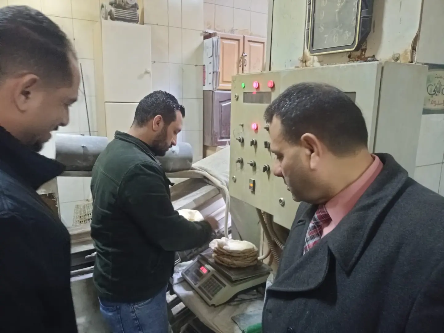 حملات مكثفة لتموين الإسكندرية لضبط الأسواق ترصد مخالفات بالمخابز - 1000577741