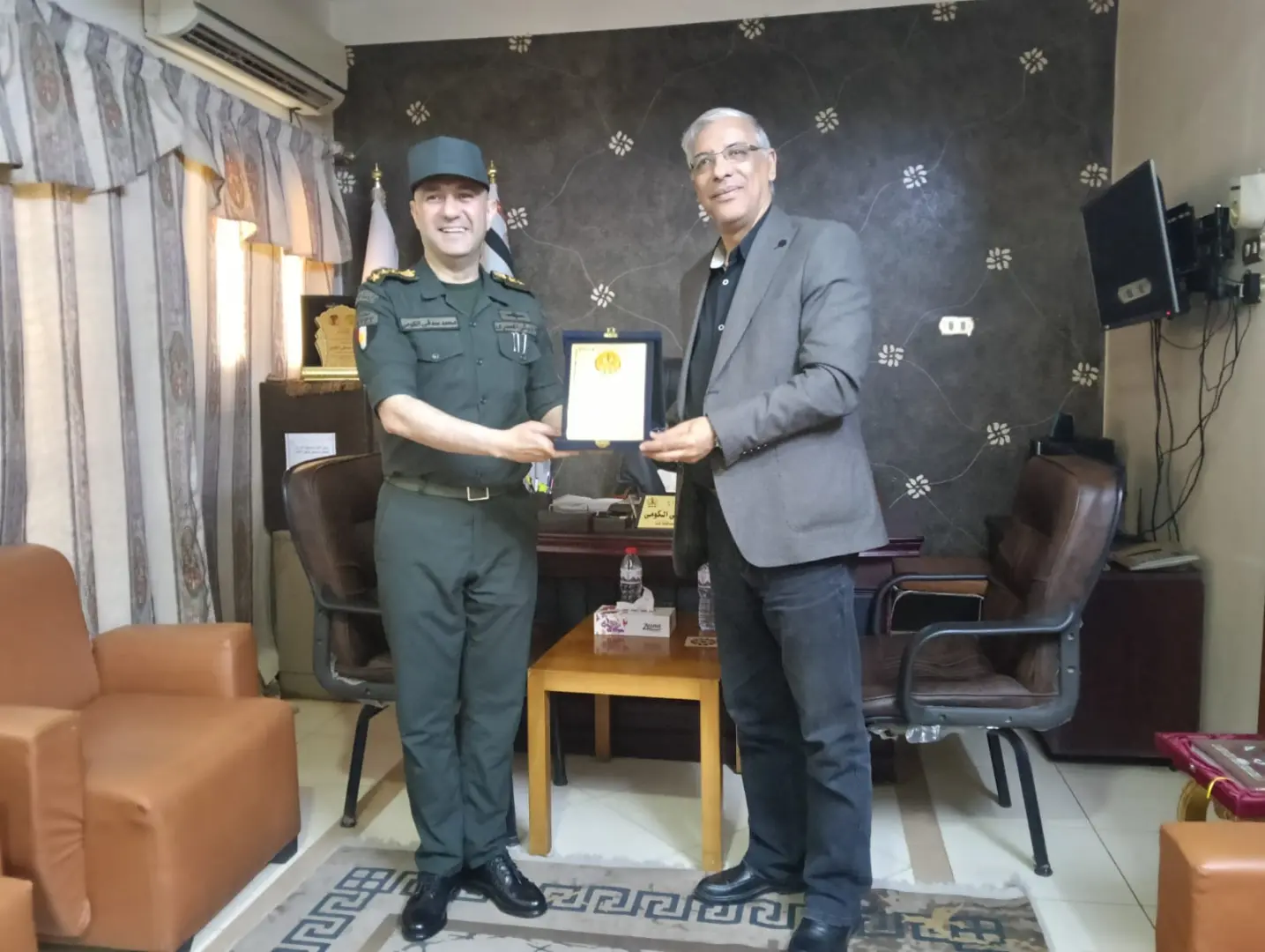 المستشار العسكري لقنا يكرم قيادات التعليم ومديري المدارس العسكرية تقديرًا لجهودهم - 1000578136 1