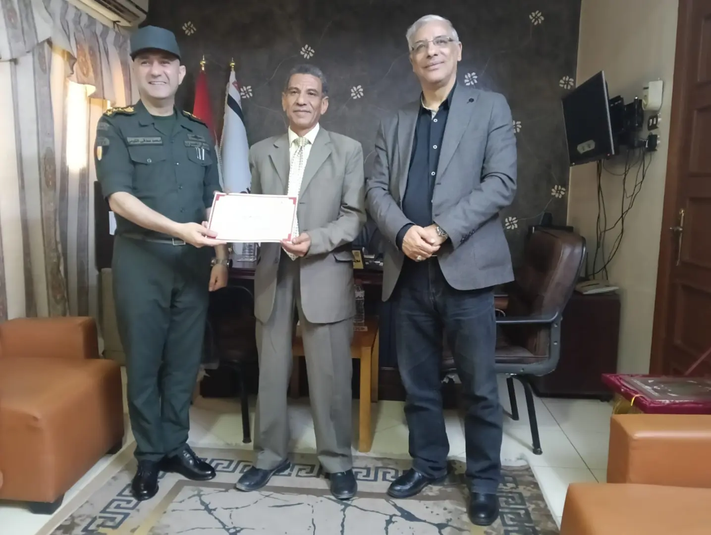 المستشار العسكري لقنا يكرم قيادات التعليم ومديري المدارس العسكرية تقديرًا لجهودهم - 1000578142 1