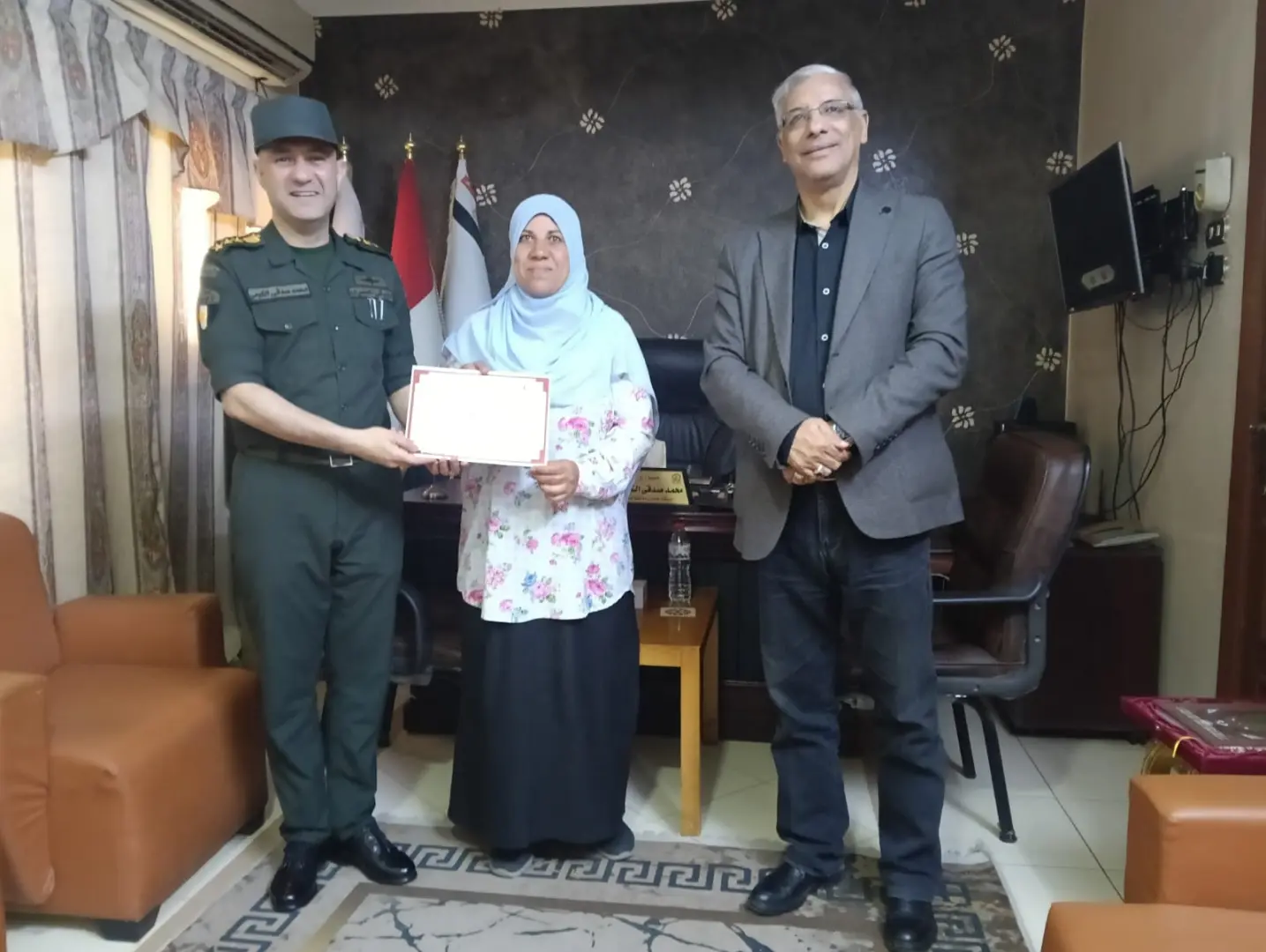 المستشار العسكري لقنا يكرم قيادات التعليم ومديري المدارس العسكرية تقديرًا لجهودهم - 1000578148 1