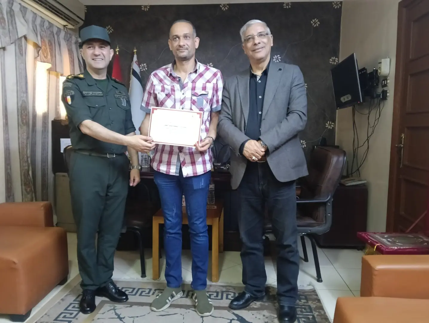 المستشار العسكري لقنا يكرم قيادات التعليم ومديري المدارس العسكرية تقديرًا لجهودهم - 1000578151